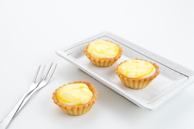 Golden Brown Fresh Cheese Tart подается на тарелке