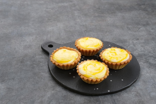 Golden Brown Fresh Cheese Tart подается на тарелке