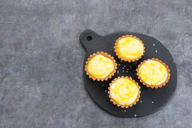 Golden Brown Fresh Cheese Tart подается на тарелке