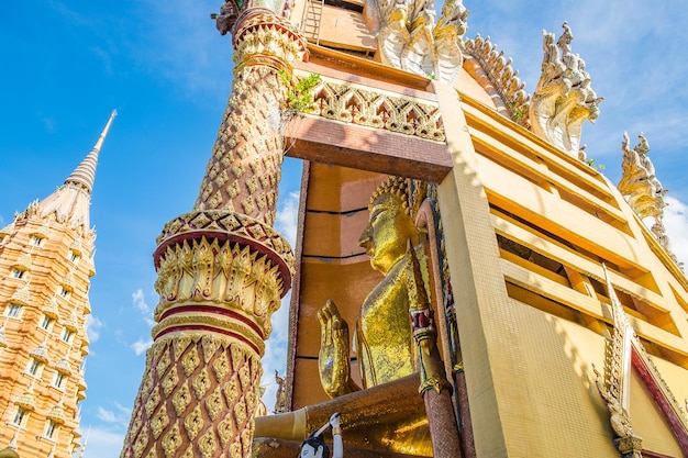 Buddha d'oro accanto in chiesa a wat tham sua