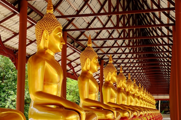 Golden buddha burmese arte thai stile misto arte tailandese. il confine della thailandia