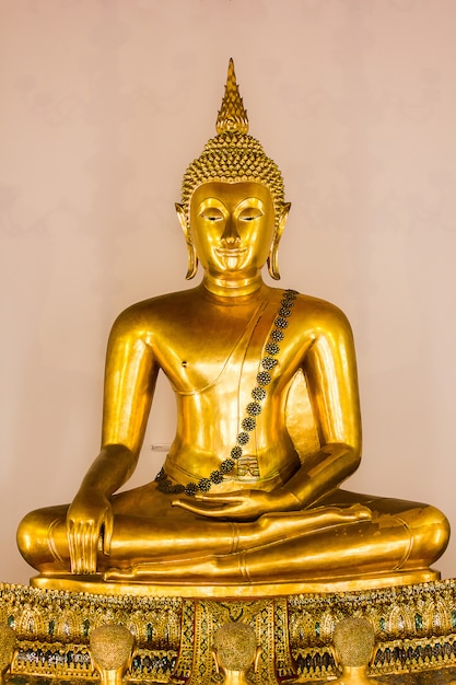 Золотой Будда прекрасен тем, что поклоняются буддисты