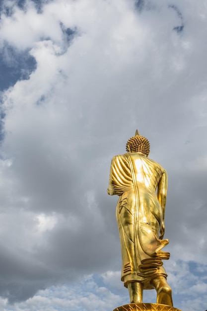 Золотая статуя Будды на горе в Ват Пхра Тхат Кхао Ной в Нан Таиланде Храм Ват Пхра Тхат Кхао Ной был построен в 1487 году и хранит реликвию Будды в его главном чеди