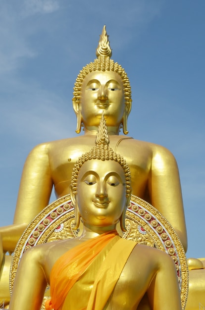 Angthong、タイのWat Muangでの金色の仏像