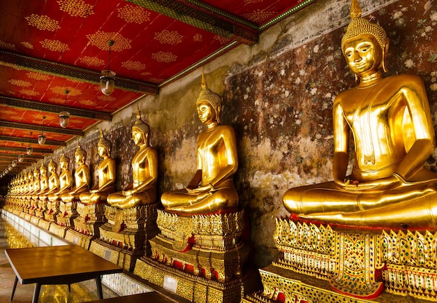 Золотой будда в храме