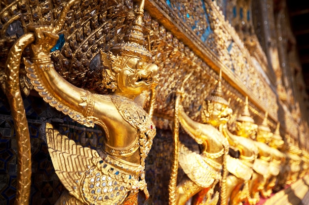 Золотая буддийская статуя в Бангкоке, Таиланд