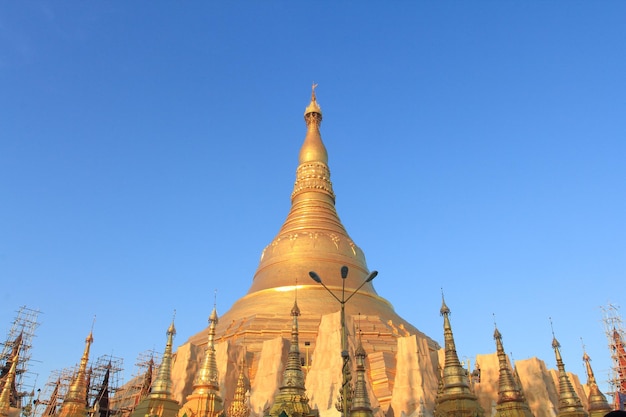 ミャンマーの黄金仏教寺院