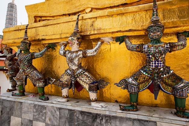 태국 방콕의 그랜드 로얄 팰리스에서 악마 수호자가 있는 황금 불교 사원