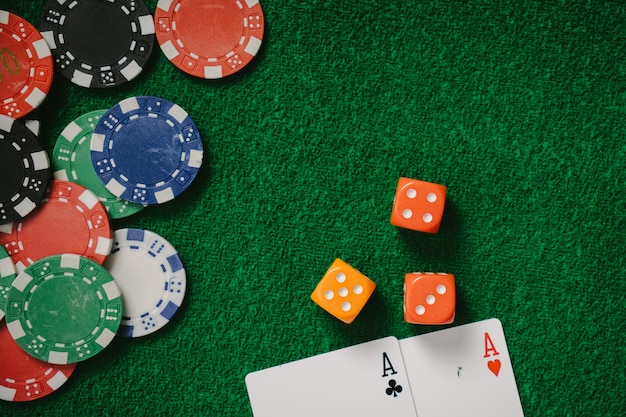 Фото Тема golden casino. высококонтрастное изображение рулетки в казино, покерные фишки на игровом столе