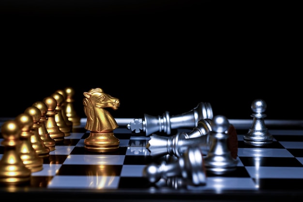 Photo the golden chess king leads the silver chess pieces chessboard business success competitionteamwork