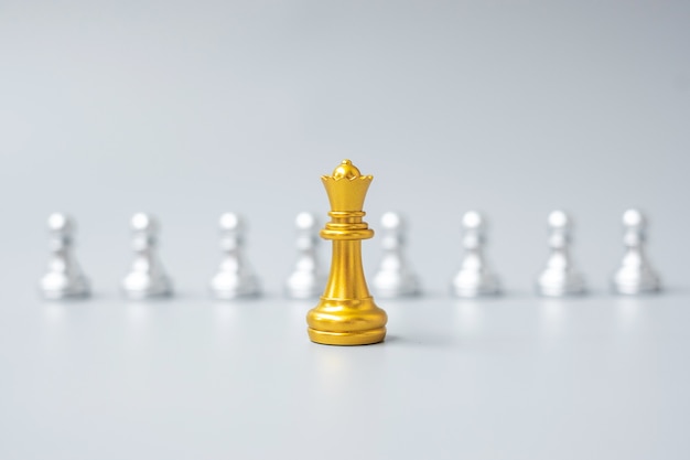 Golden chess king pieces or leader businessman stand out of crowd people of silver men. leadership, business, team, teamwork and Human resource management concept