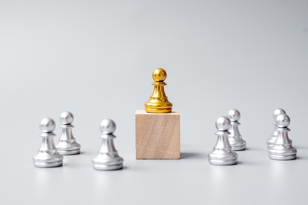 Фото Золотые шахматные пешки или лидер-бизнесмен с кругом серебряных мужчин, победа, лидерство, команда успеха в бизнесе и концепция совместной работы