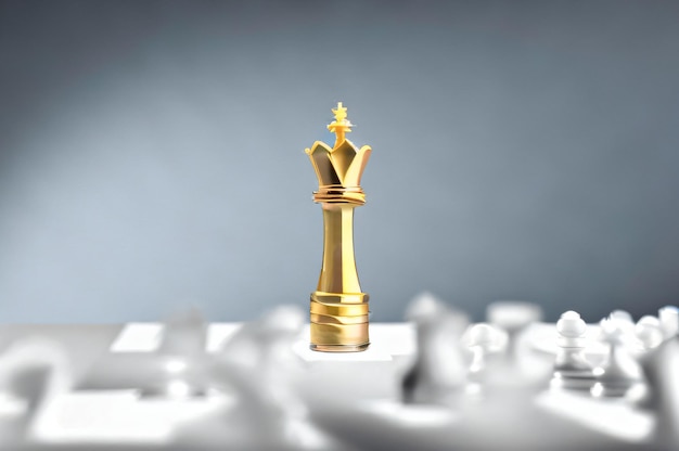 Foto un pezzo d'azzardo dorato in piedi su una scacchiera circondato da pezzi d'azzard bianchi e uno sfondo blu