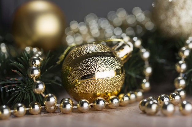ゴールデンクリスマスボールと装飾がクローズアップ