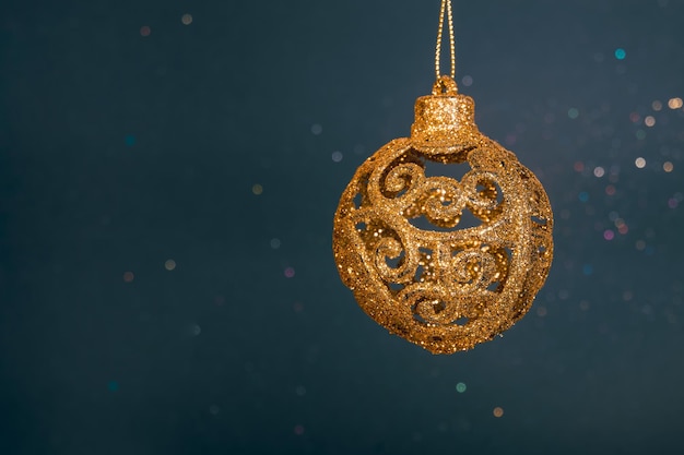 灰色の輝く背景の金色のクリスマスボール クローズアップ クリスマス装飾