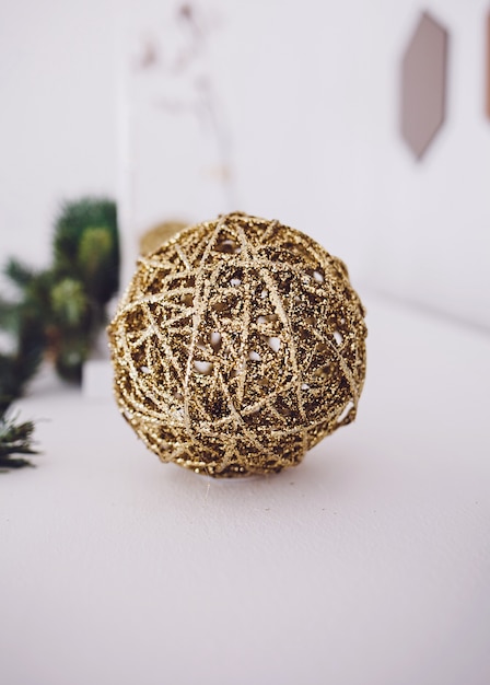 Photo golden christmas ball on the table