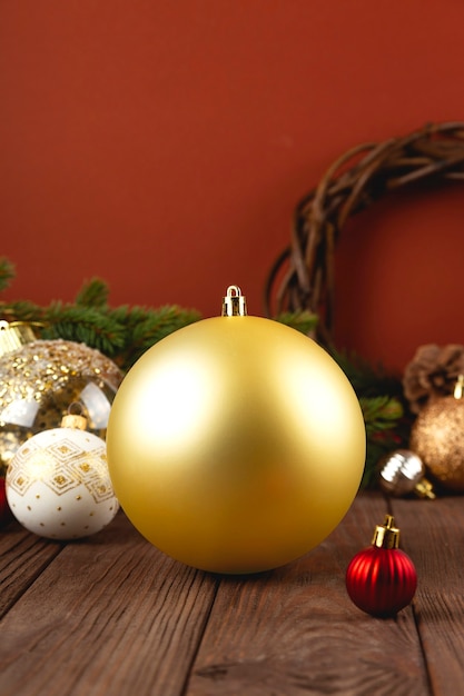 Golden Christmas Ornament mockup op houten tafel met feestelijke versieringen. Kerstbal mock-up.