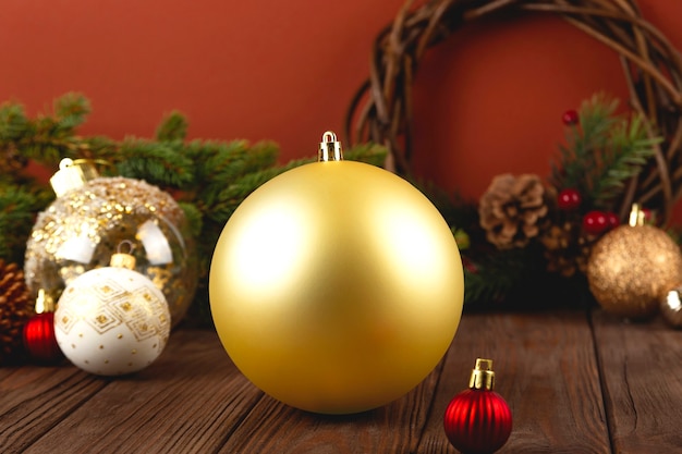 Golden Christmas Ornament mockup op houten tafel met feestelijke versieringen. Kerstbal mock-up.
