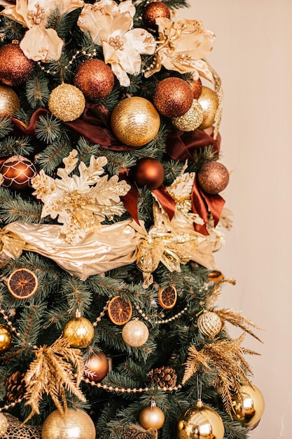 Золотая новогодняя елка в стиле кантри как украшение дома к празднику