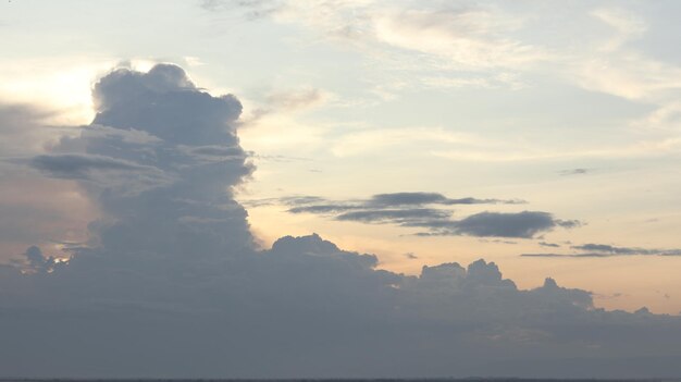 夕方の黄金の雲と日没