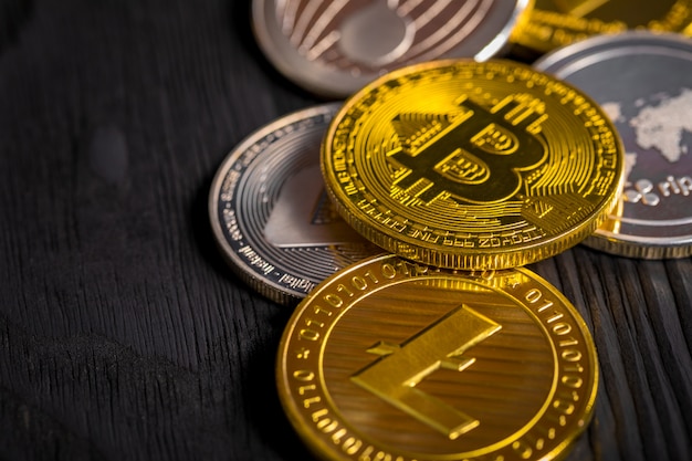 Monete d'oro con bitcoin, su legno.