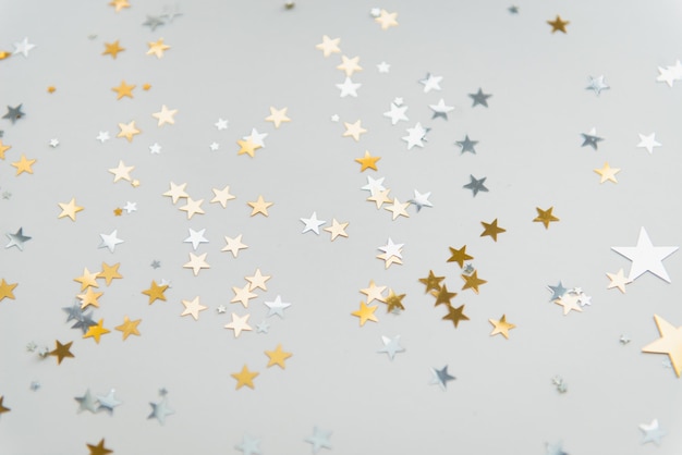 Foto stelle di confetti dorate su sfondo blu vista dall'alto