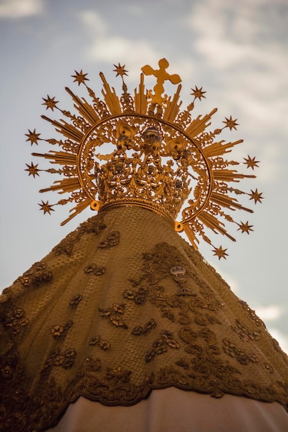 Photo a golden crown on top of a religious shrine