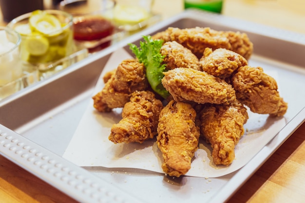 Golden Crunchy Korean Fried Chicken (basic Huraideu-Chikin) geserveerd met augurk en Soju.