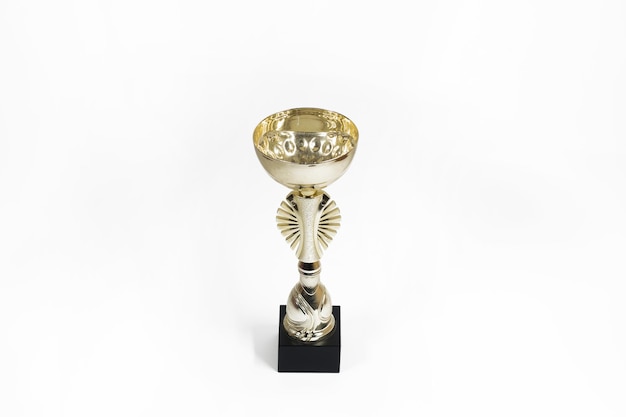 Золотой кубок, трофей, приз за соревнования, победа на белом фоне, крупный план, изолированный