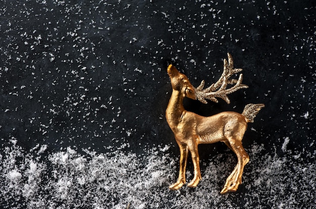 Sfondo di natale di cervi e neve d'oro