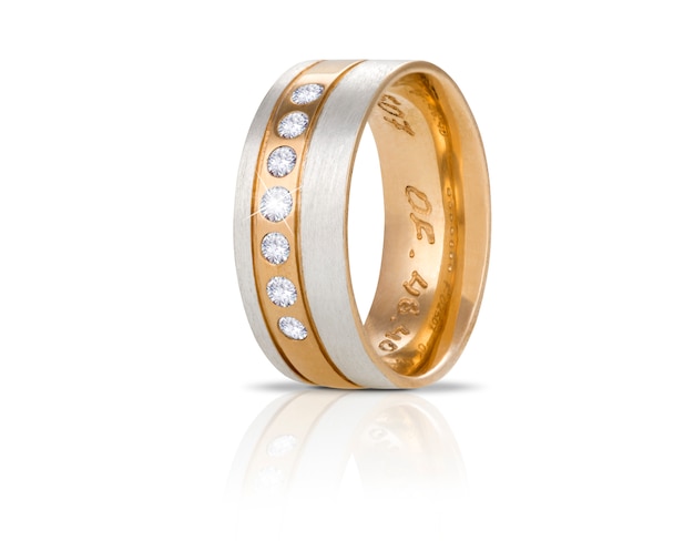 Золотое кольцо с бриллиантом на белом