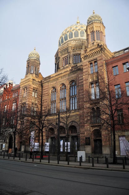 ベルリンユダヤ人コミュニティのノイエシナゴーグの黄金のドームまたはベルリン市のシナゴーグオラニエンブルガー通りは、2016年11月9日にドイツのベルリンで訪問します