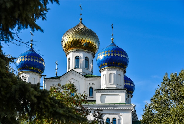 Золотые купола православной церкви на фоне голубого неба