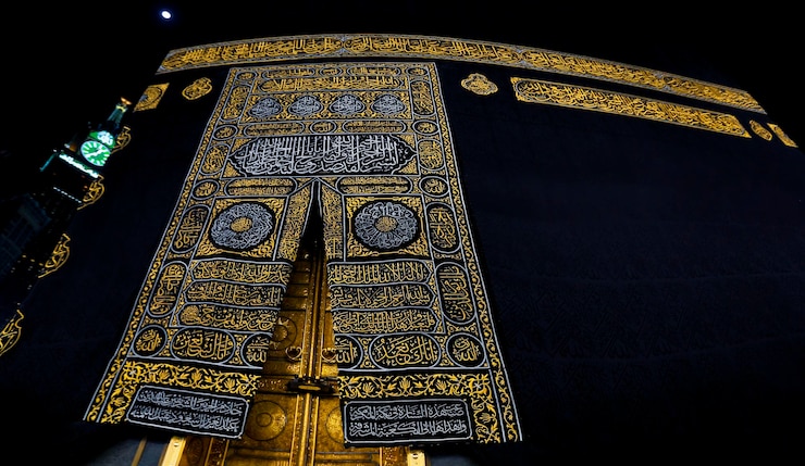 Photo the golden doors of the holy kaaba closeup