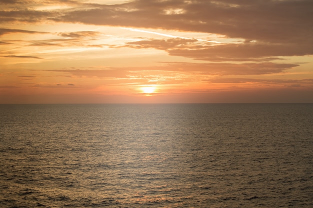 Золотой драматический закат над Средиземным морем, красивый природный фон, спокойствие и гармония на природе, путешествия и морские круизы