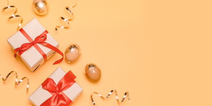 Photo golden eggs, gift boxes and golden streamers