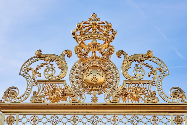 Photo golden entrance gates of the palace of versailles