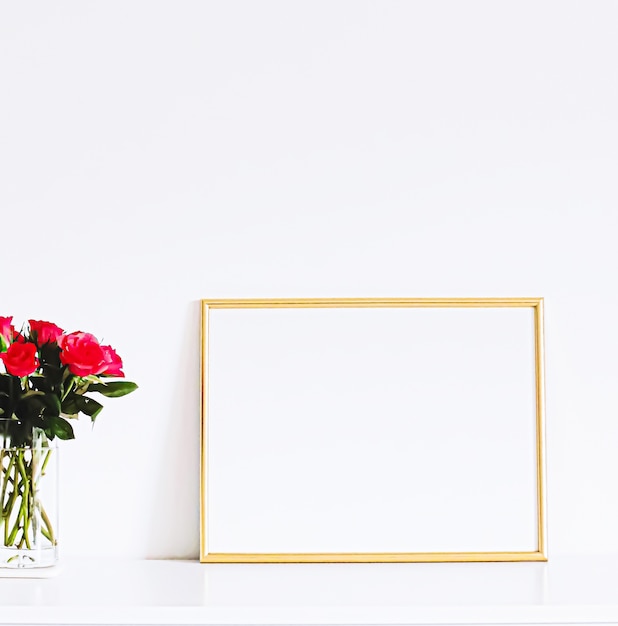 Золотая рамка на белой мебели роскошный домашний декор и дизайн для макета печати плаката и печати художественного интернет-магазина витрина