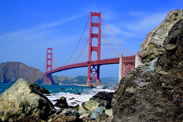 Photo golden gate bridge over bay against sky