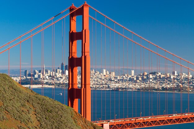 Photo golden gate bridge over bay against sky