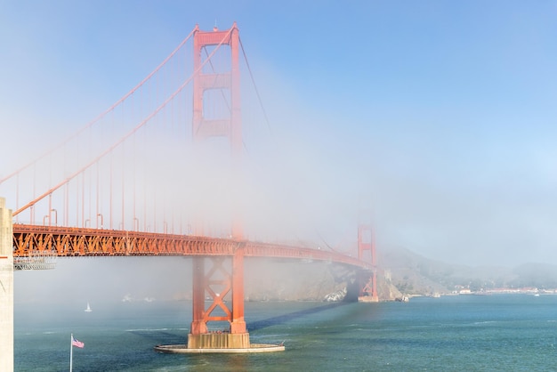 Golden Gate Bridge bedekt met wolken