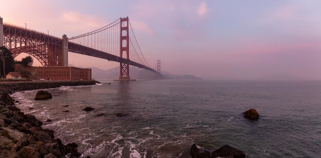 Golden gate bridge durante un tramonto nuvoloso