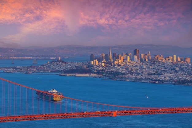 Golden Gate Bridge en het centrum van San Francisco in de Verenigde Staten