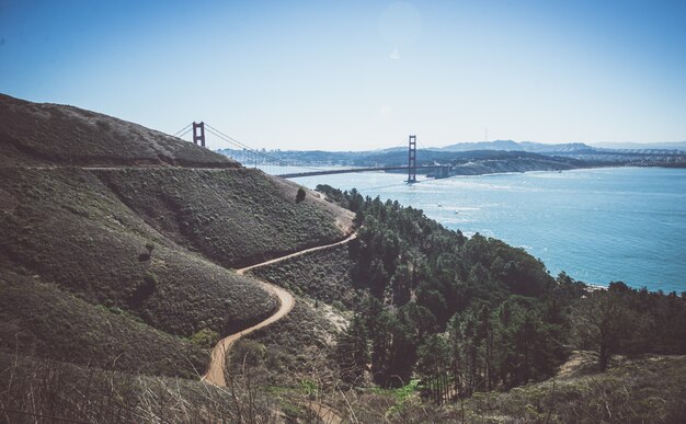 Golden gate bridge in San Francisco en landschap