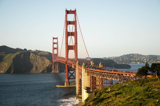 Photo golden gate bridge over river against clear sky