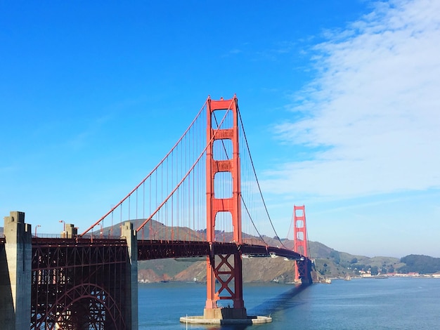 Photo golden gate bridge over river in city against sky