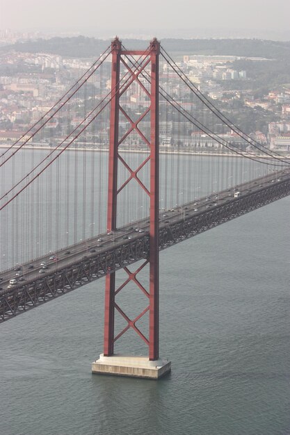 Foto il ponte della porta d'oro sul fiume