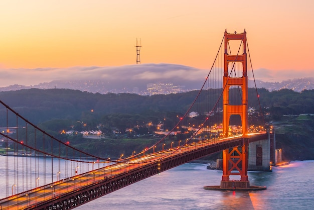 Мост Золотые Ворота в Сан-Франциско, Калифорния, США, на рассвете