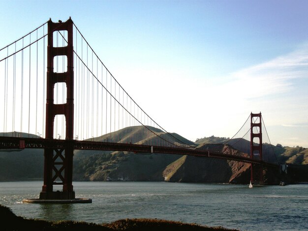 Foto il ponte del cancello d'oro sul mare contro il cielo