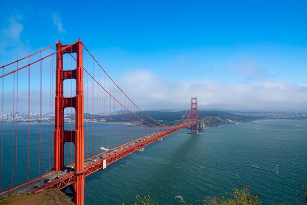 Foto il ponte del cancello d'oro sul mare contro il cielo